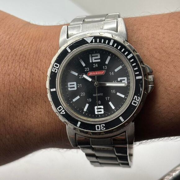 Silver mens dickies watch - Picture 1 of 3
